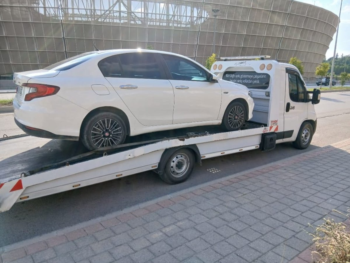 Yeni Adana Stadyumu önünde oto kurtarma